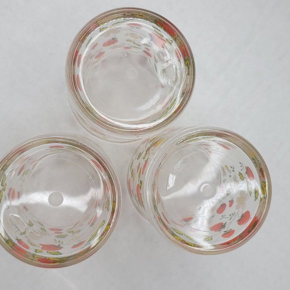 vintage strawberry and flower plastic drinking cups set of 3 - Picture 3 of 4